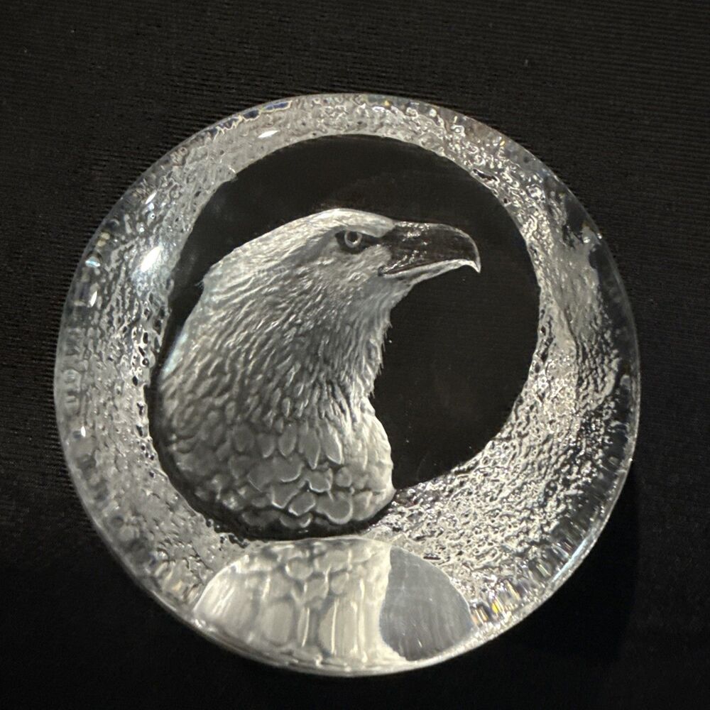 Mats Jonasson crystal art glass eaglehead paperweight #9201 signed